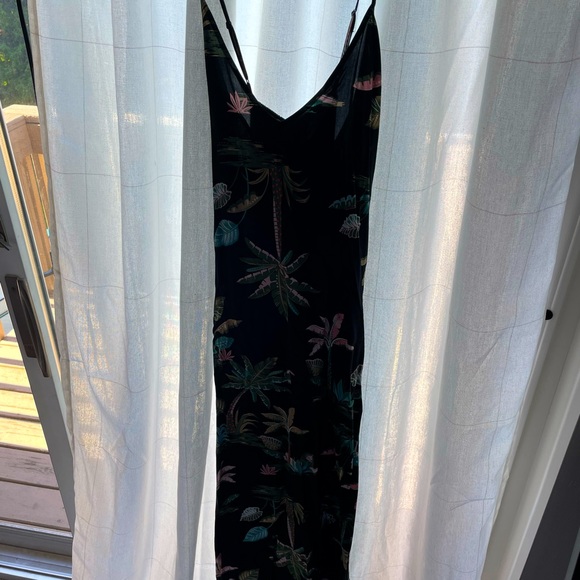 Old Navy Dresses & Skirts - Old Navy V Neck maxi dress!